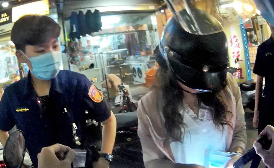 影/高雄女騎士不禮讓行人遭攔　手捏安毒不打自招「我沒有違禁品」