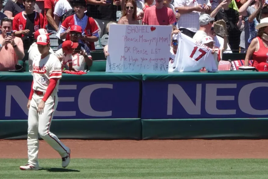 爸爸還沒走...美國小孩舉海報求大谷「拜託娶我媽」！原因太搞笑