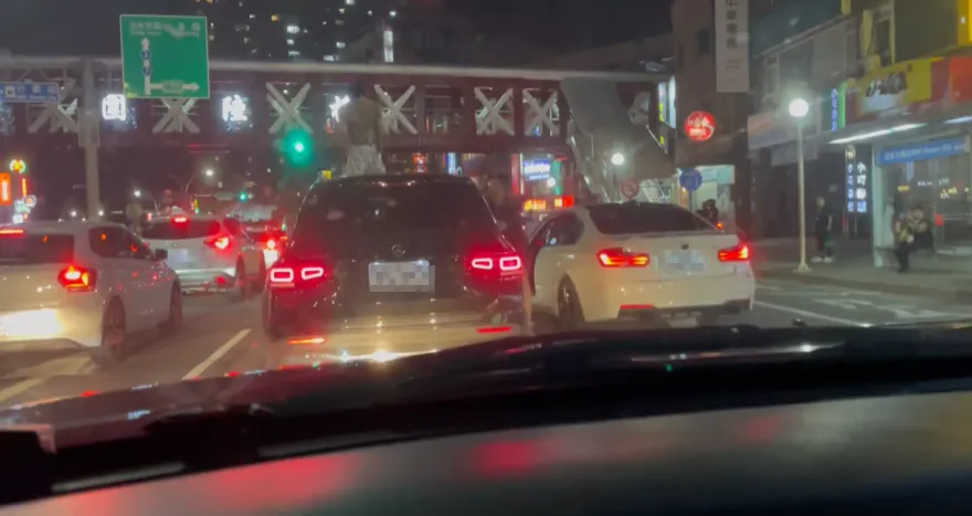 影/雙B內鬥！他不爽被叭叭叭「北投飛車追到淡水」　車門一開爆氣砸車畫面曝