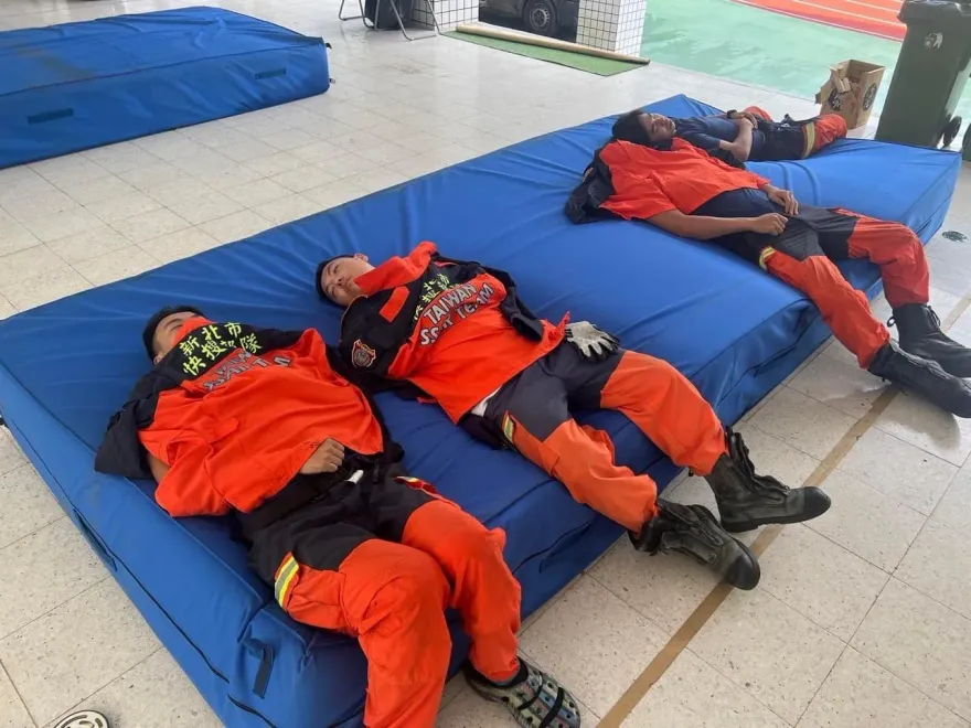新北搜救隊挺進災區！特勤組「累癱躺跳高墊」照片曝　暖哭網：英雄謝謝你們