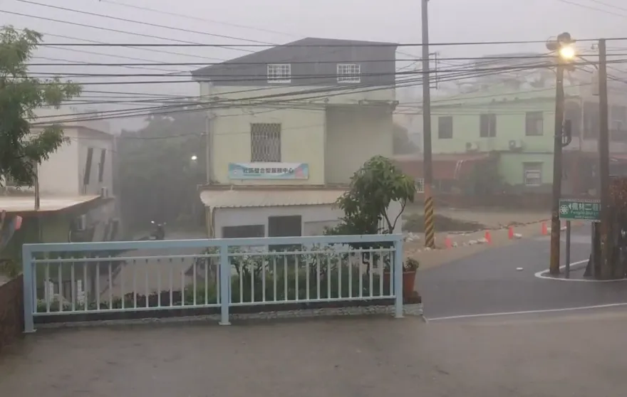 影/屏東強降雨狂炸！多地區淹水嚴重　馬路慘變「黃河」