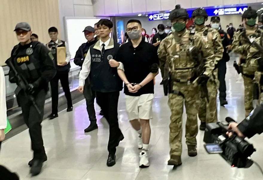 快訊/避追殺令？郭哲敏抵達新北檢　警押解車輛直接駛入地下室