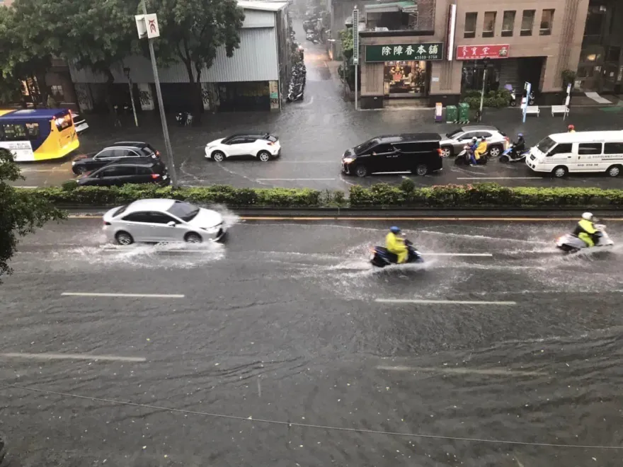快訊/大雷雨轟炸北北基桃！道路淹水秒變「水上樂園」　轎車拋錨徒手推車