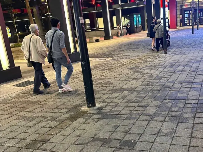 81歲石英近況曝光！年初才宣布「停下演員生涯」…三代同堂現身信義區散步