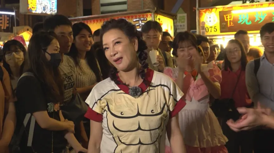 楊繡惠當場變臉！夜市熱舞「被誤認成王彩樺」氣到脫鞋想K人