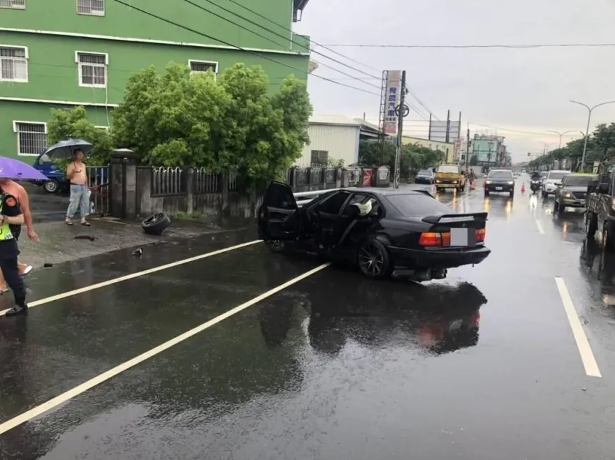 影/特技表演！ 轎車自撞分隔島「空中旋轉180度」摔落對向車道