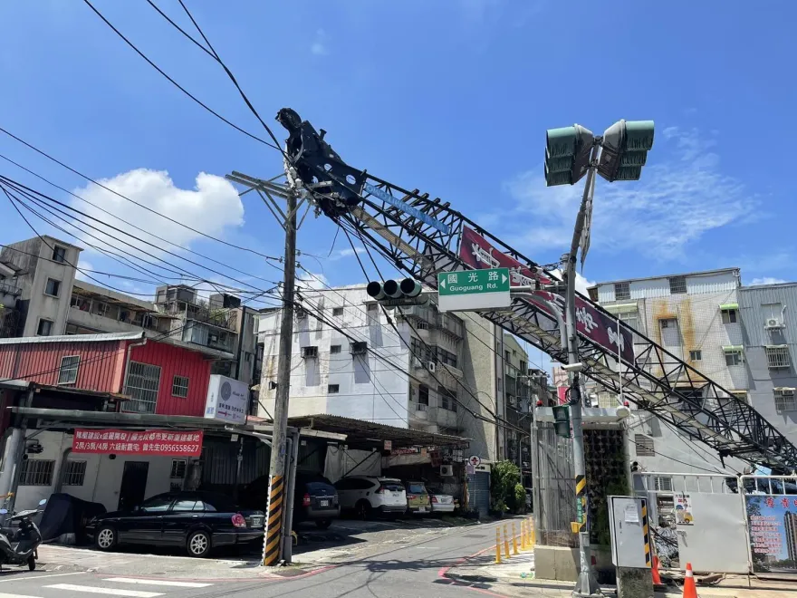 快訊/吊臂砸到電線桿！永和工地吊車翻覆　猛冒火花大停電