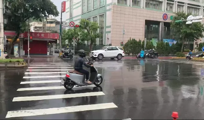 快訊/國家警報響！4縣市大雨開炸　出門傘要備妥