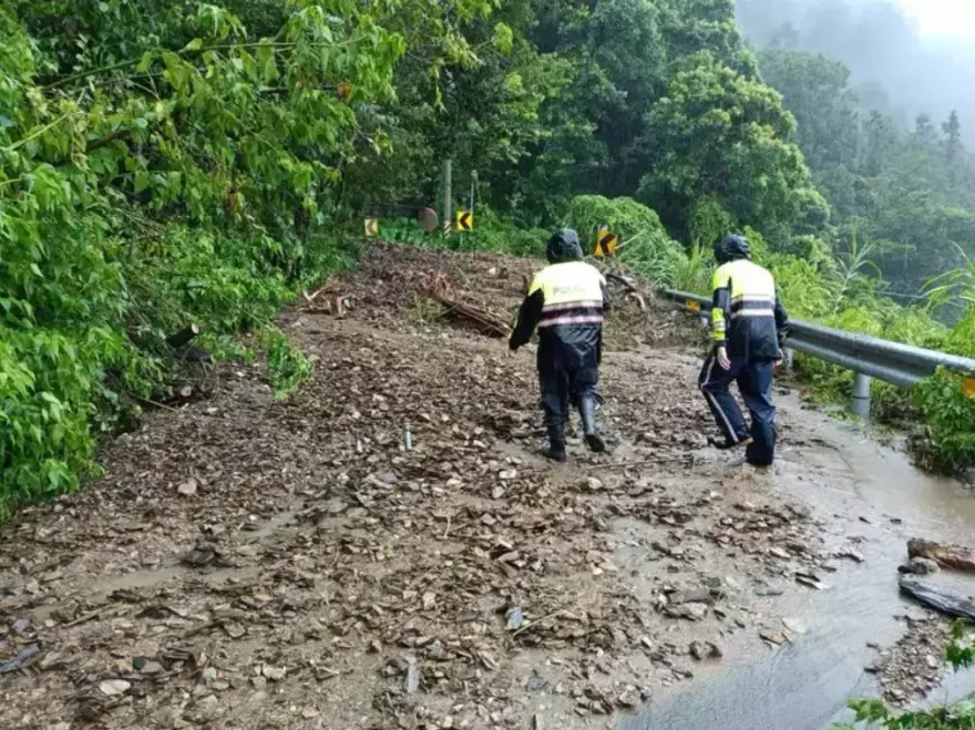 南投都達村9旬嬤困工寮險遭活埋　2勇警徒步上山救出人