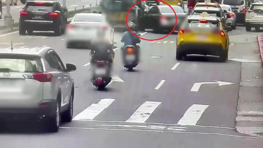 影/阮經天車禍三寶行徑曝光！連切2車道慘遭水泥車KO