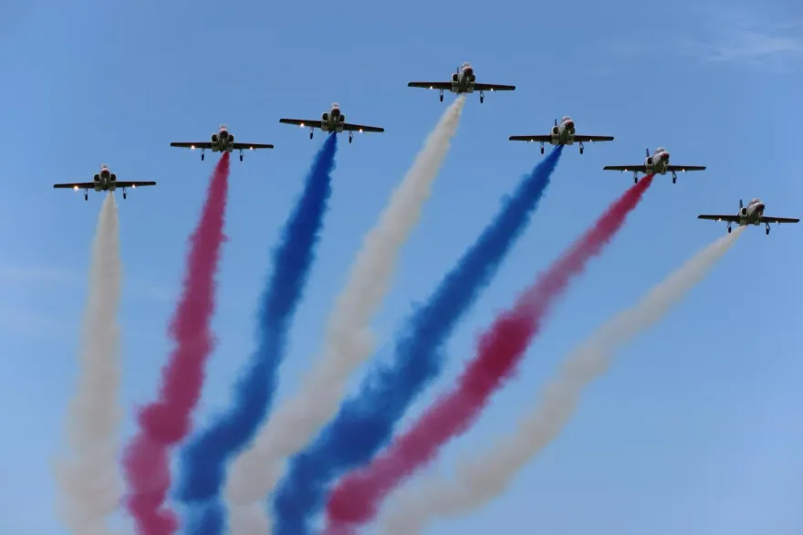 圖輯/台中清泉崗基地開放　雷虎特技小組7架AT-3衝場　場面太震撼！