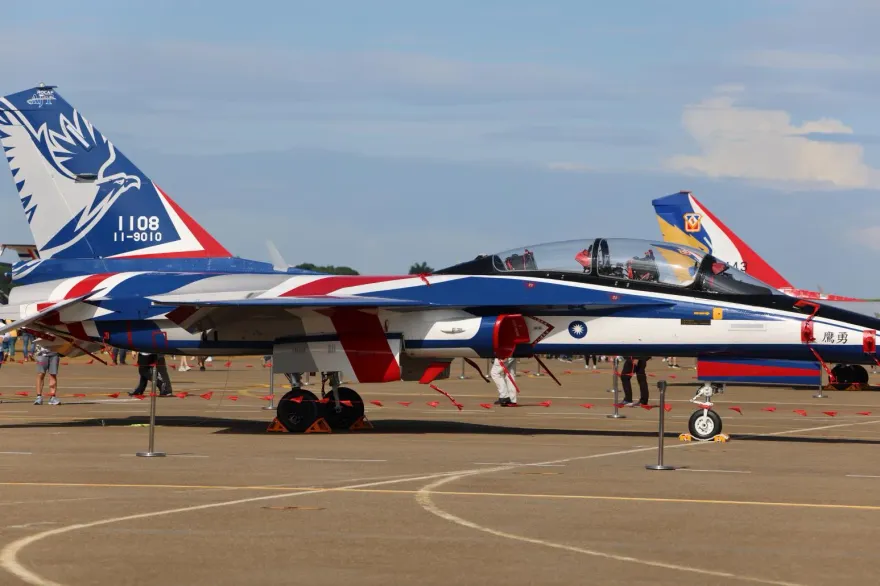 圖輯/台中清泉崗基地開放　5架勇鷹高教機編隊衝場！現場驚呼聲不斷