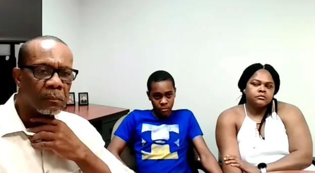 影/外出倒垃圾慘遭上銬...警僅一句「認錯人」　少年怒控「再也不敢出門」