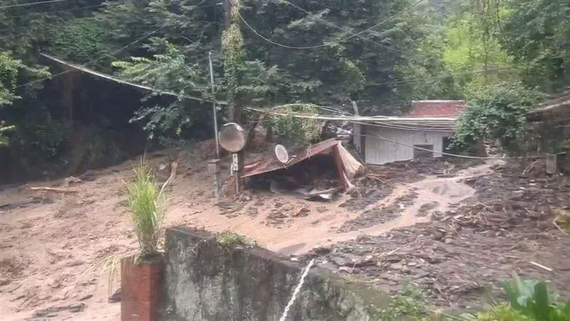 快訊/雨毀校園路難行！南投仁愛鄉8/13停止上課、正常上班