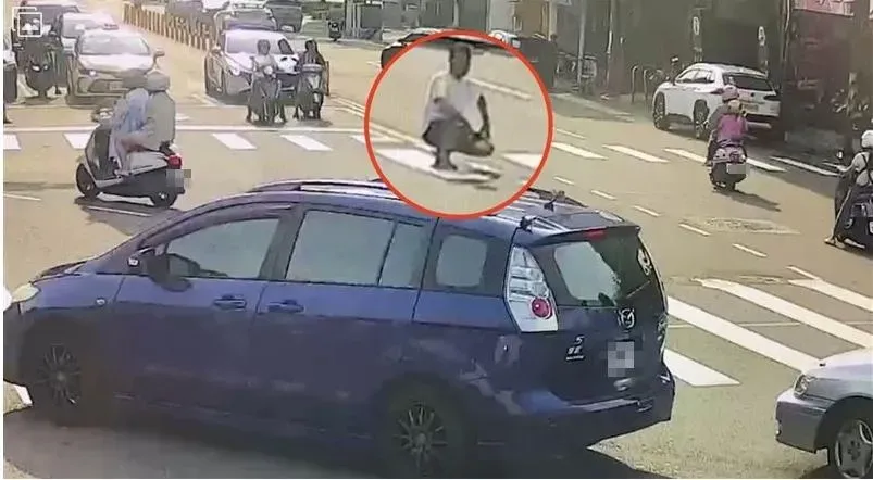 影/新竹男闖紅燈「斑馬線蹲停30秒」　故意卡8車！只罰500元