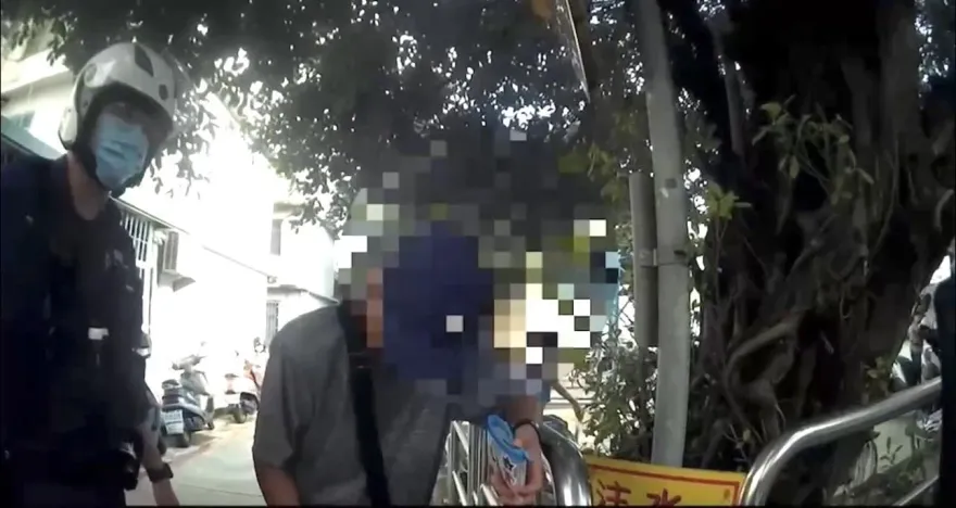 影/超衰通緝犯！高雄男臉色慘白喘不過氣　警關心後將他上銬送辦