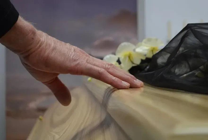 頭七才知母喪！妹祭拜遭哥刁難「需擲到聖筊」　求償1億元敗訴