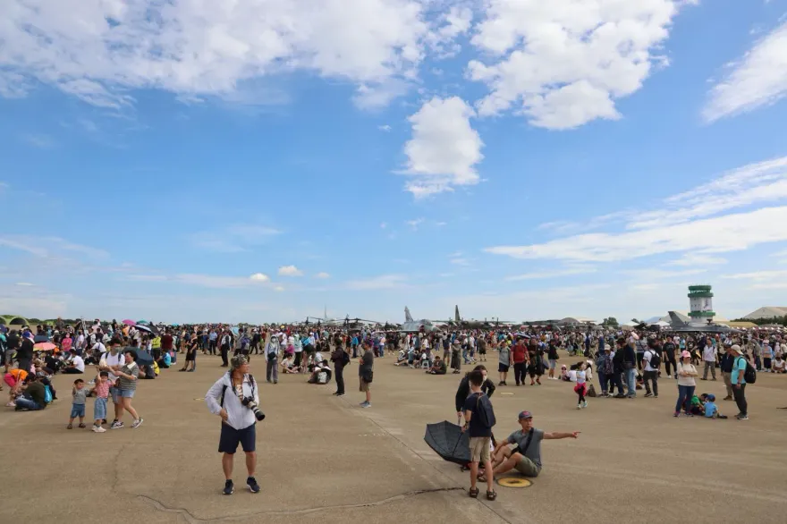 台中清泉崗基地開放湧10萬人　民眾苦等近3小時