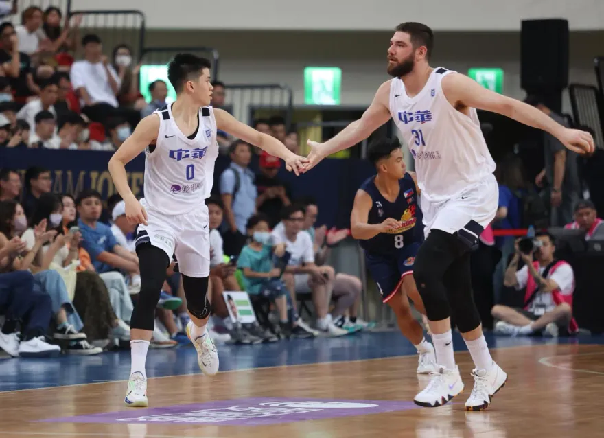 瓊斯盃/阿巴西感冒仍主宰比賽！中華藍教練曝盧峻翔傷勢：我剛看他還在笑