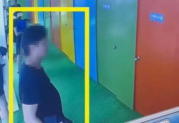 童玩節13歲男童「從更衣間出來」⋯下秒竟慘遭黑衣男暴打　監視器畫面曝光