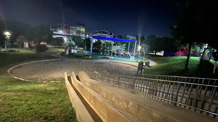 公園溜滑梯上演「18禁」！家長嚇傻　急拉5歲童離開：那邊有蟑螂