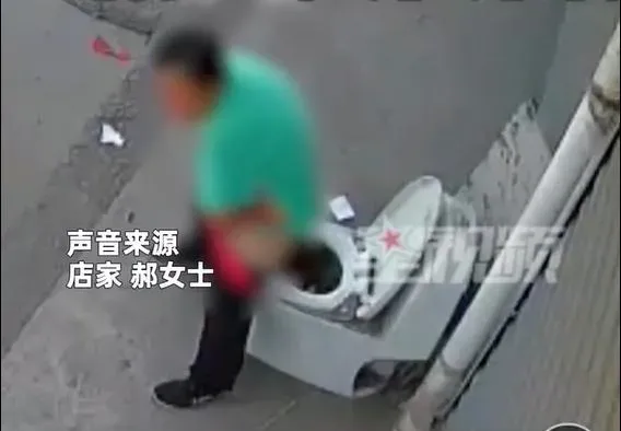 影/忍不住了！大媽當街在樣品馬桶「噓噓」　店主傻眼：只能自認倒楣