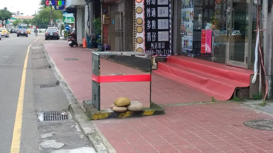 鬼月毛毛的！中壢人行道驚見「透明變電箱」他嚇傻　內行曝背後真相