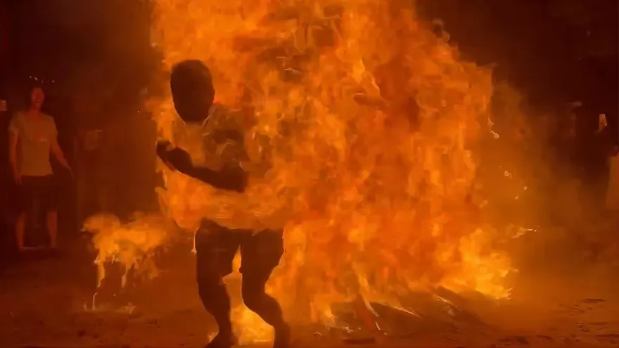 影/驚悚畫面曝！火把節上瞬間「燒成火人」　遊客跳火堆致二度燒傷多處起水泡