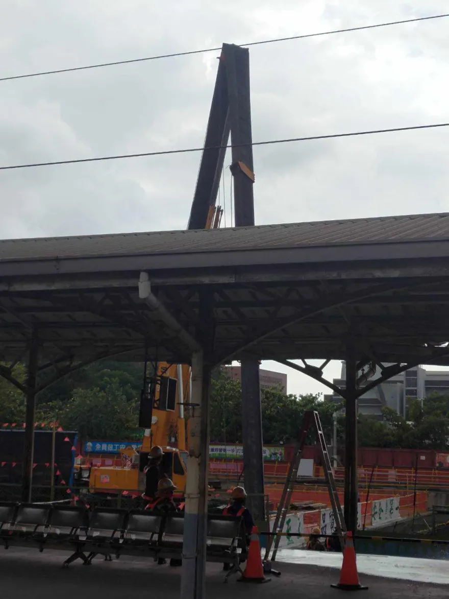 影/又出包！台南火車站旁施工吊臂斷「砸破月台雨棚」　鐵道局證實了