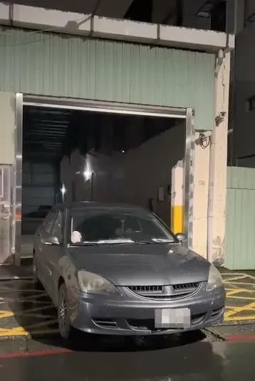 深夜路霸！汽車違停出入口　警嘆「這原因」沒法拖吊