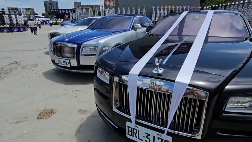 影/億元車隊片！台中名紅酒商「象董」今告別式　11輛勞斯萊斯送行170警到場戒備