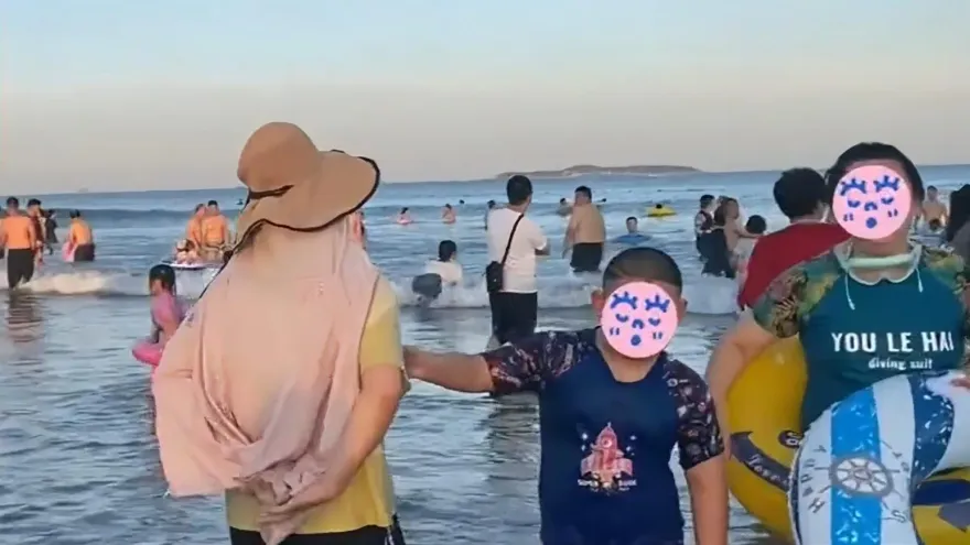 影/男孩海邊狂伸狼爪「摸奶」多人遭襲胸　恐龍媽護子辯：認錯媽媽了