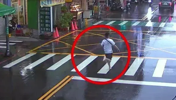 影/「李組長」眉頭一皺覺得不單純！詐團冒充警來電騙錢　苦主失金前1秒找到本尊