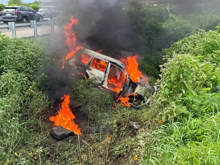 快訊/火燒車成廢鐵！國1北上316km休旅車翻落邊坡　3人幸運逃生