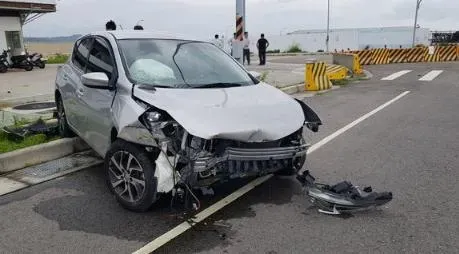 趕小三通撞飛護欄！金門男還「卡」住　車頭全毀零件散落一地