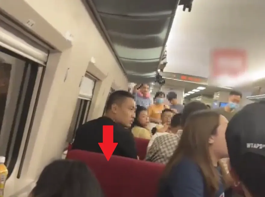 影/有夠鴨霸！搭高鐵拿包佔位不讓坐　警出面勸阻她竟瞎扯「對人過敏」