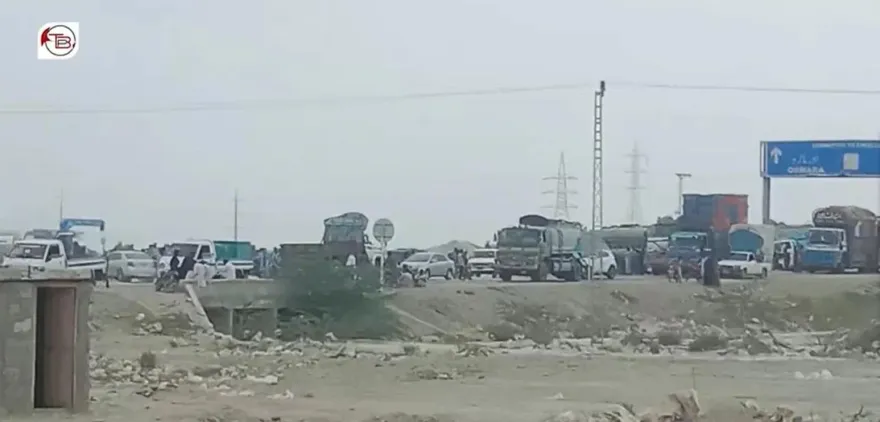 影/槍聲大作！陸工程車隊巴基斯坦遇恐攻　「防彈玻璃現裂紋」23名人員安全