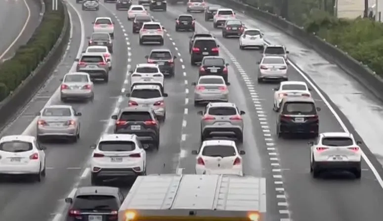 阿公國道開車走路肩遭開罰　辯趕接孫子「不能遲到」被駁回　法官：非緊急危難