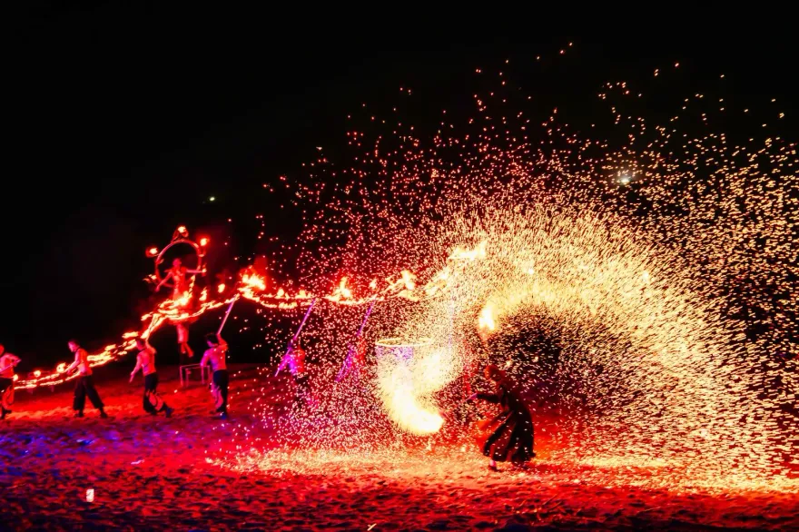 2023北海潮與火開幕　世界級火舞點亮新北中角灣夜空