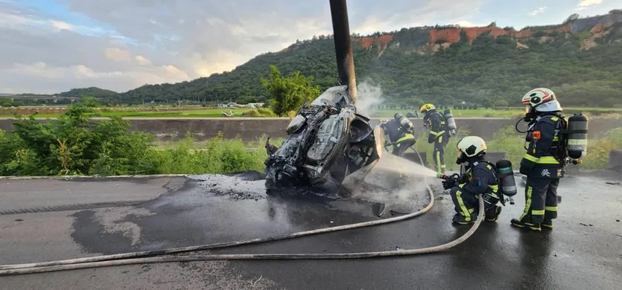快訊/雙焦屍命案！台中撞斷電線桿「整輛全毀」車禍　後座發現第2名亡者