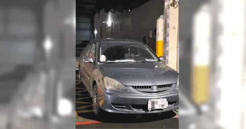 轎車擋停車場出入口！「一原因」無法拖吊　居民怒轟：打給警察也沒用