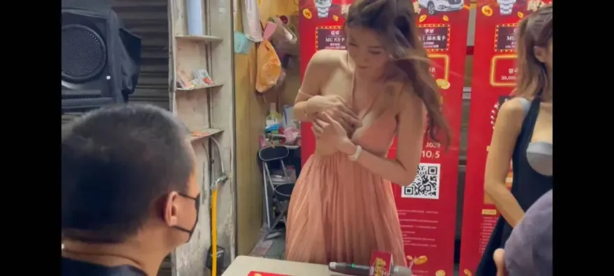 巨乳禮生赴夜市宣傳穿幫！「南半球見客」 粉絲暴動