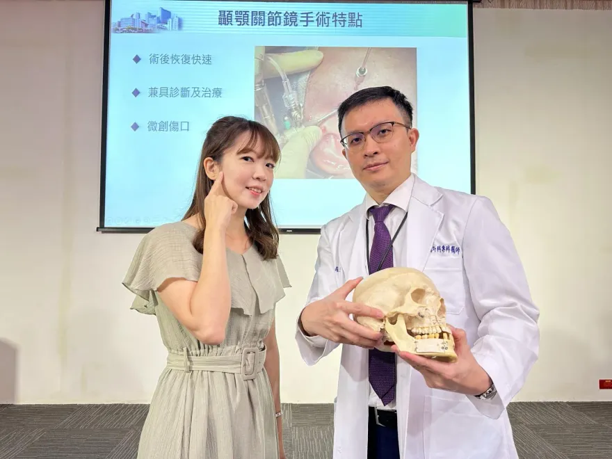 美女教師一張口就「咔咔響」　中國附醫採「顳顎關節鏡手術」治療復原快