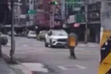 影/惡質！板橋男「來回10幾次」走到路中央　還是罰500元