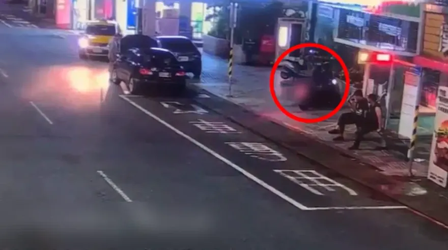 影/女深夜ATM領錢遭「8+9全程緊盯」嚇破膽　真相揭曉反爆氣