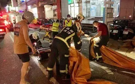 桃園女坐女兒牆！休假消防員路過相助　她冷靜了「氣墊安心消風」