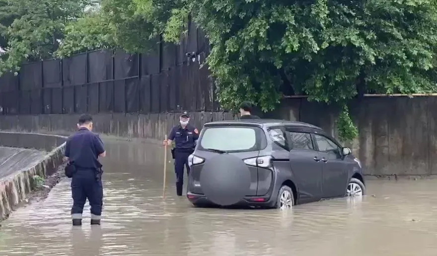 影/聽導航的！岡山男要去找女友　開進淹水區「刁車」