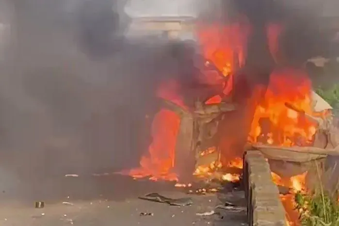 影/奪命瞬間曝！小情侶自撞火燒車慘淪焦屍　家屬拒驗DNA哭喊「跟女兒同名」