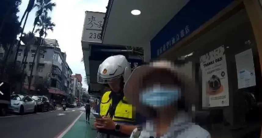 北市女蹲路邊！巡邏警貼心關注一查　喔！是竊盜通緝犯