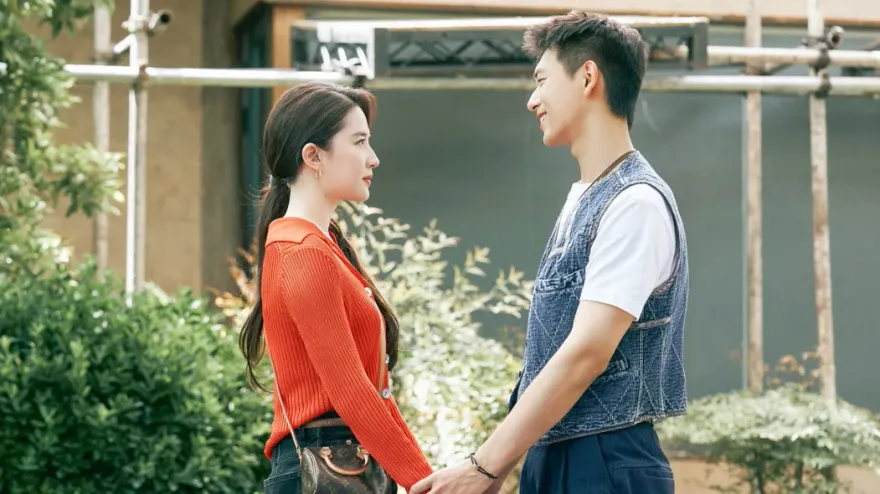 土味情話逗笑劉亦菲！李現「送項鍊告白」追女神　網嗨翻：太心機